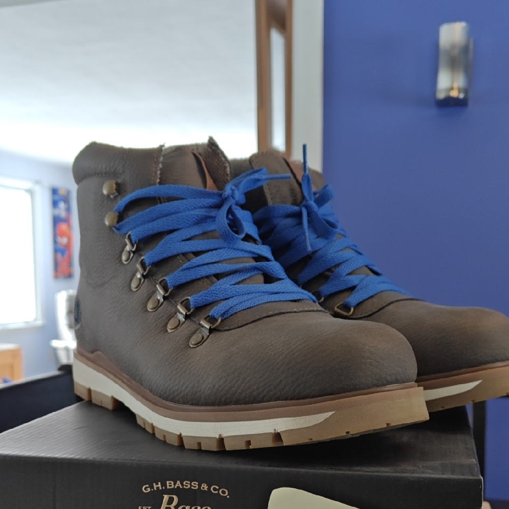 Bass & Co. Men's Brown Boots with Blue Laces